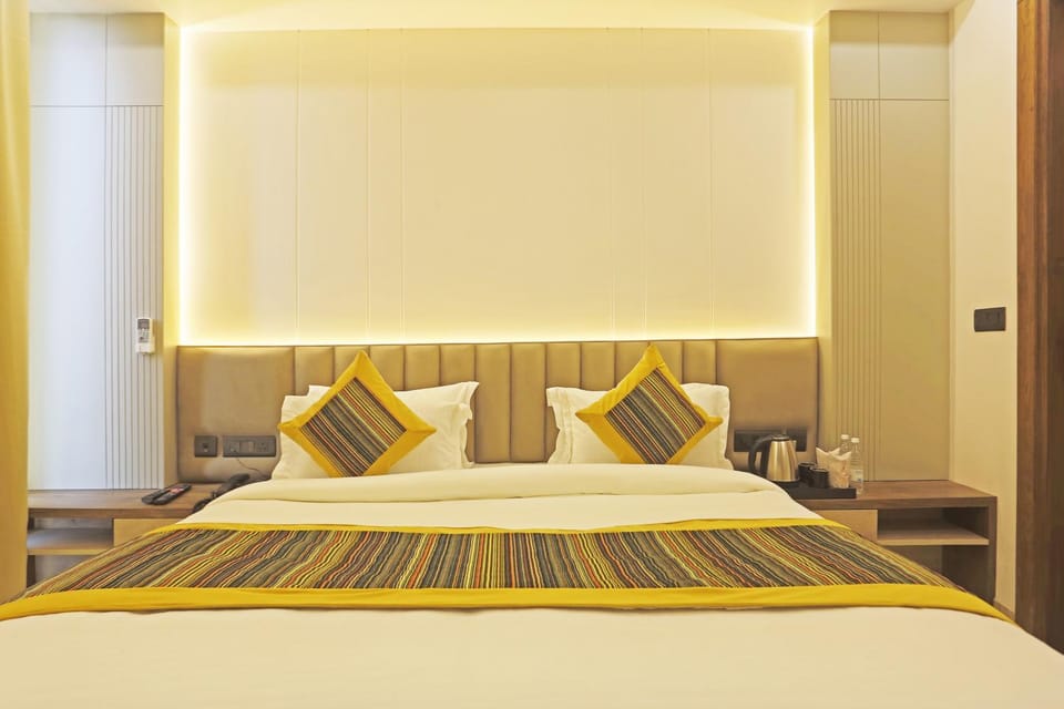 Bed, Living room, Photo of the whole room, Seating area, Bedroom, Quiet street view
