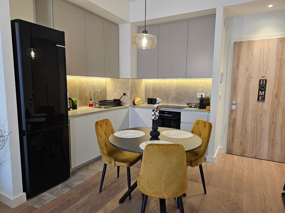 Kitchen or kitchenette, Dining area, minibar