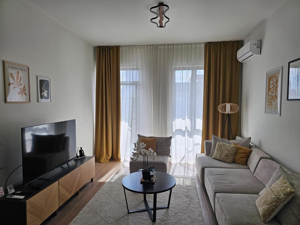 Communal lounge/ TV room, TV and multimedia, Living room, Seating area, Evening entertainment, air conditioner