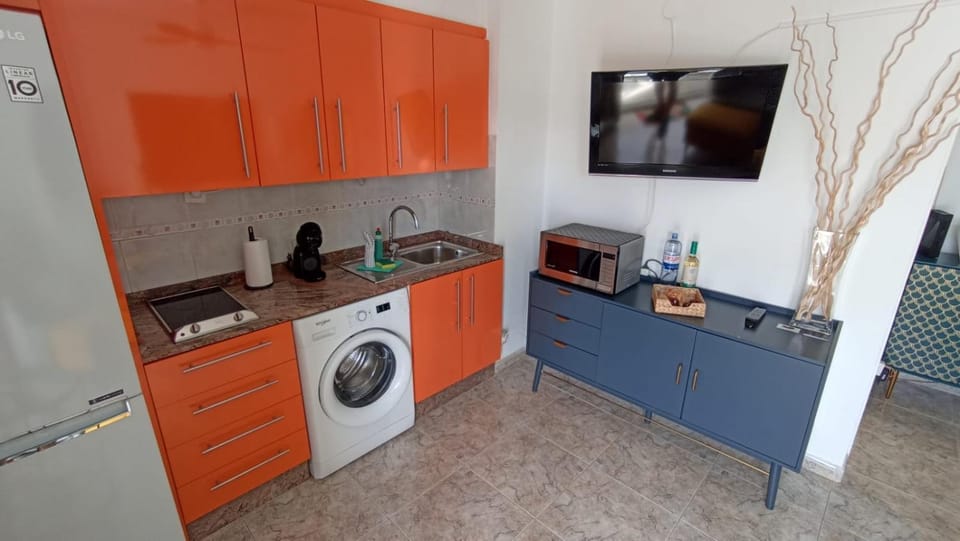 Coffee/tea facilities, Kitchen or kitchenette, stove, toaster, washing machine
