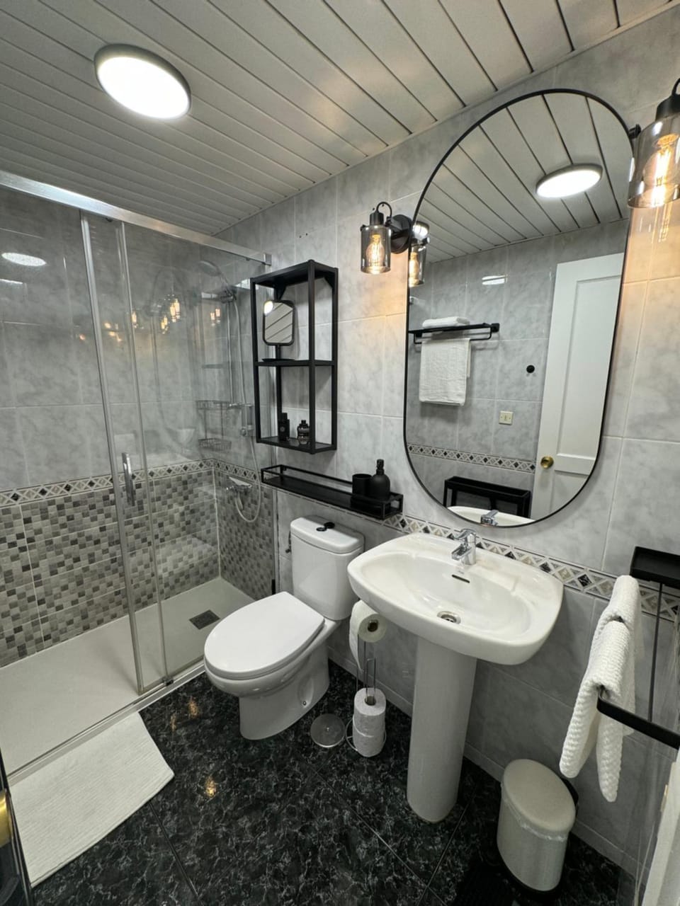 Shower, Toilet, Bathroom, towels