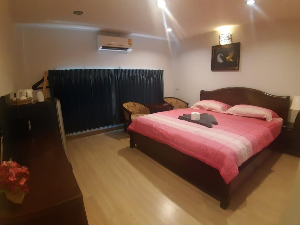 Bed, air conditioner