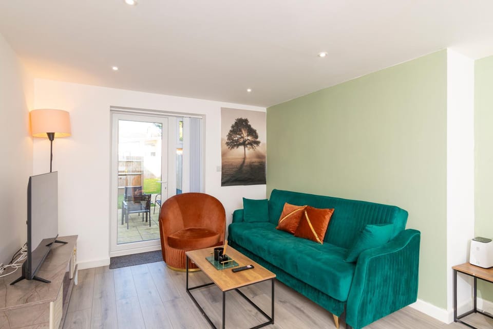 Communal lounge/ TV room, Garden, Garden, TV and multimedia, Living room, Diving