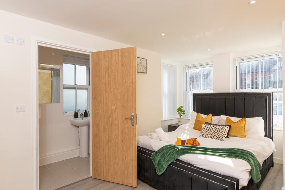 Shower, Toilet, Bed, Photo of the whole room, Bedroom, towels