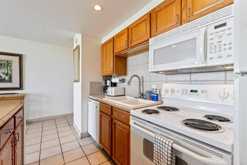 Island Surf 402- Oceanview 1 bedroom Kihei gem, walk to everything Apartment in Kihei