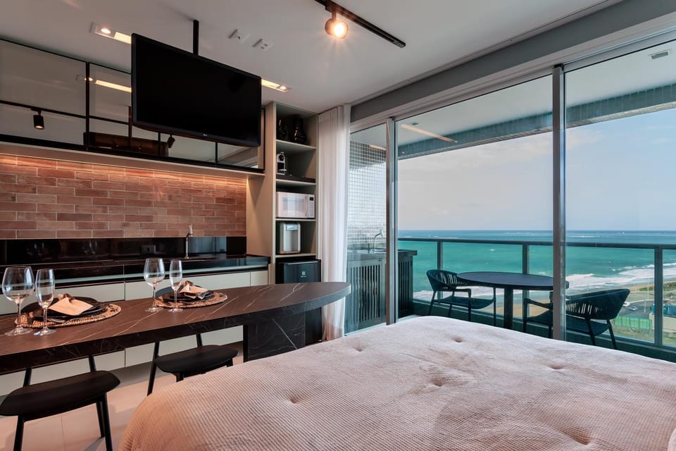 Bed, TV and multimedia, Balcony/Terrace, Photo of the whole room, Dining area, Bedroom, Sea view, microwave, minibar