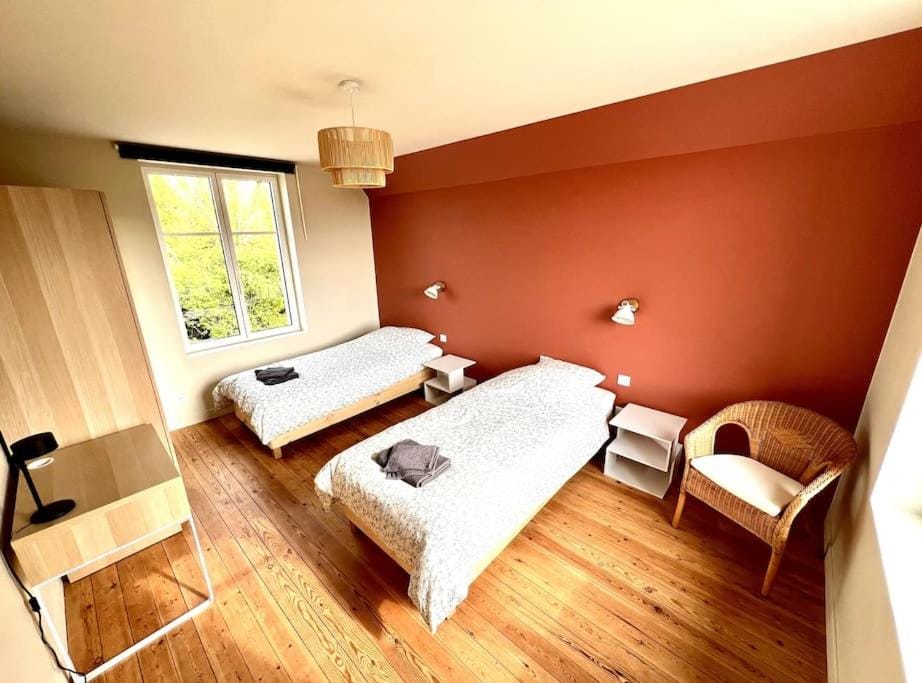 Bed, Photo of the whole room, Seating area, Bedroom