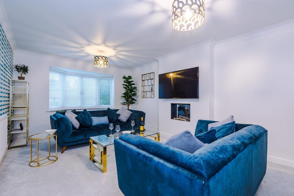 Communal lounge/ TV room, TV and multimedia, Living room, Decorative detail, Seating area, Evening entertainment, fireplace, furniture