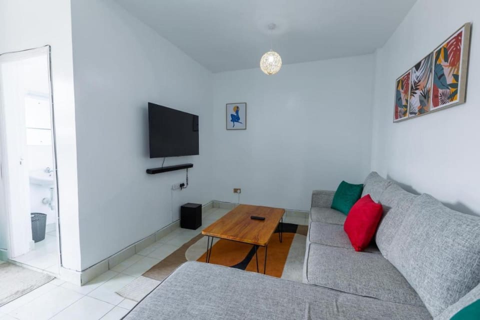 Rooftop Luxe with Queen Bed, Gym and Netflix Apartment in Nairobi County