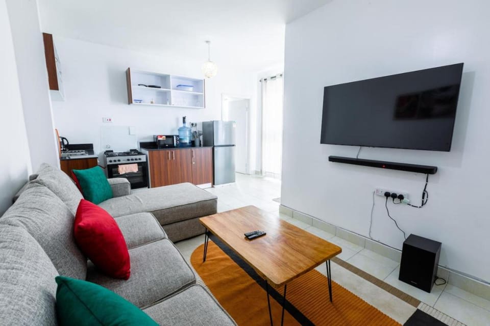 Rooftop Luxe with Queen Bed, Gym and Netflix Apartment in Nairobi County