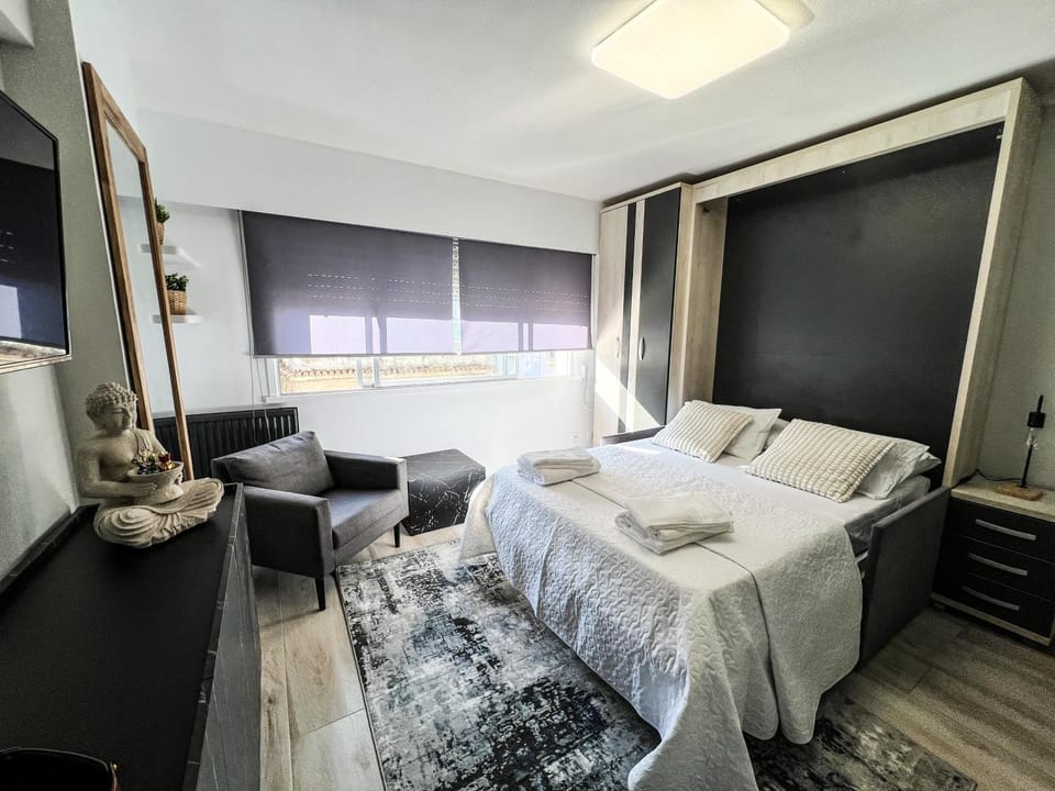 Bed, TV and multimedia, Living room, Photo of the whole room, Seating area, Bedroom, towels