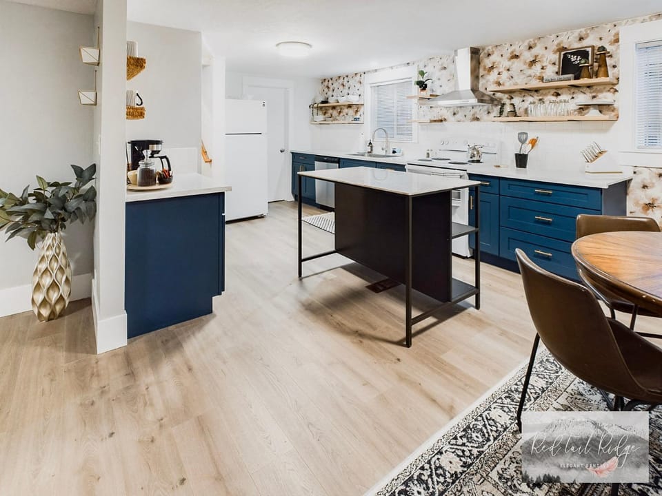 Dining area, minibar