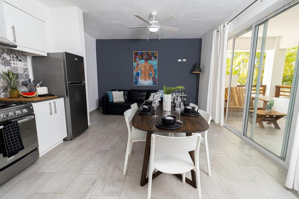 Kitchen or kitchenette, Dining area