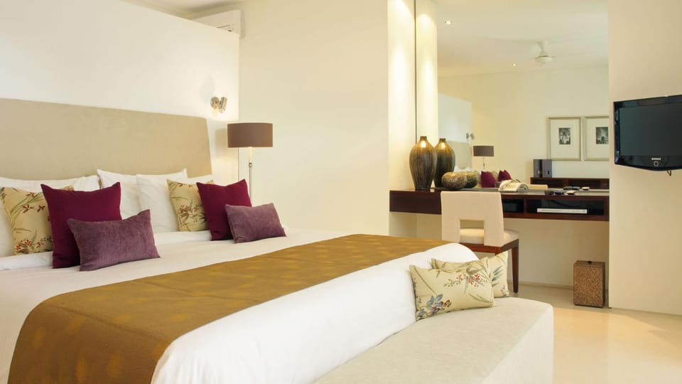 Bed, Photo of the whole room, Seating area, Bedroom