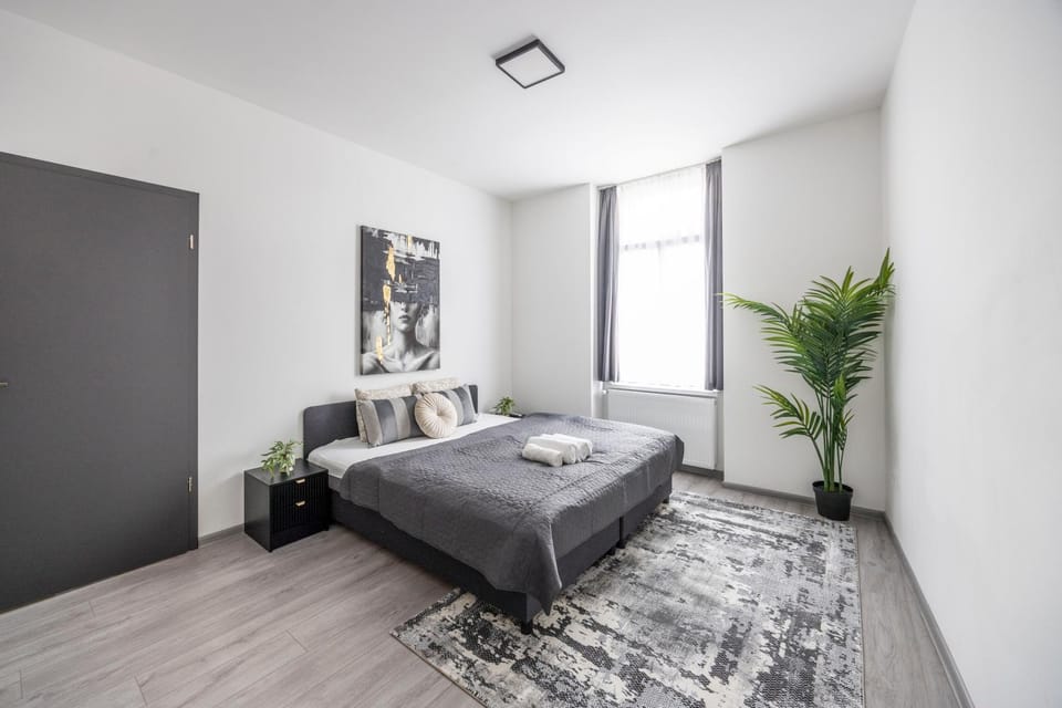 Bed, Photo of the whole room, Bedroom, towels