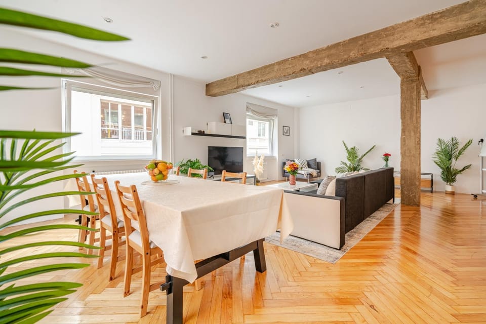 TV and multimedia, Living room, Seating area, Dining area