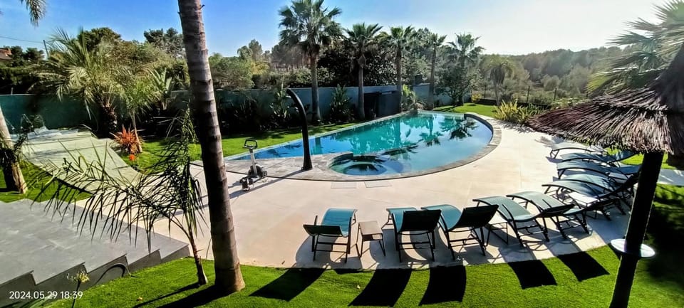 Swimming pool, sunbed