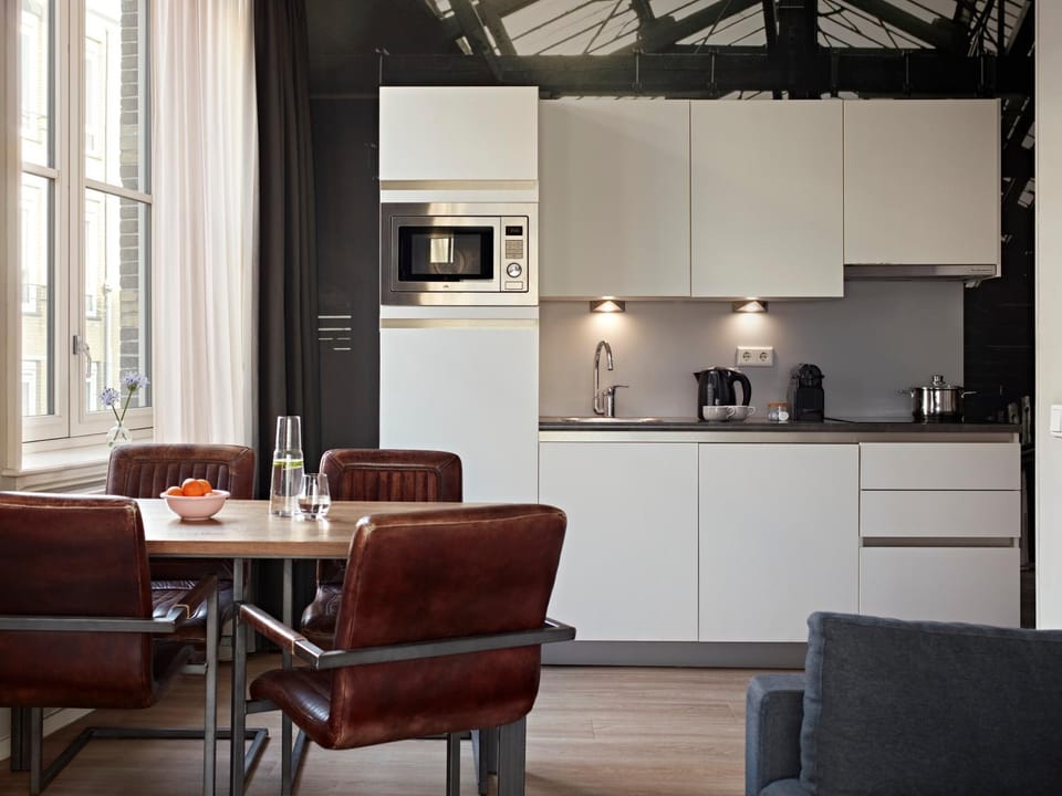 Coffee/tea facilities, Kitchen or kitchenette, Seating area, Dining area, minibar, stove, toaster
