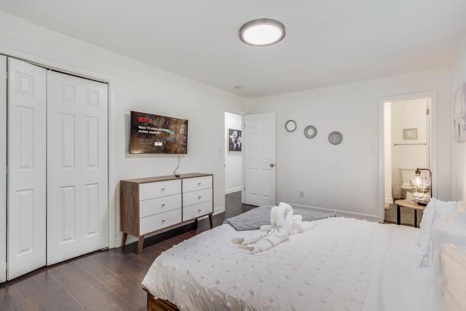 Spacious Decatur Home Sleeps 12, Work-Ready House in Belvedere Park