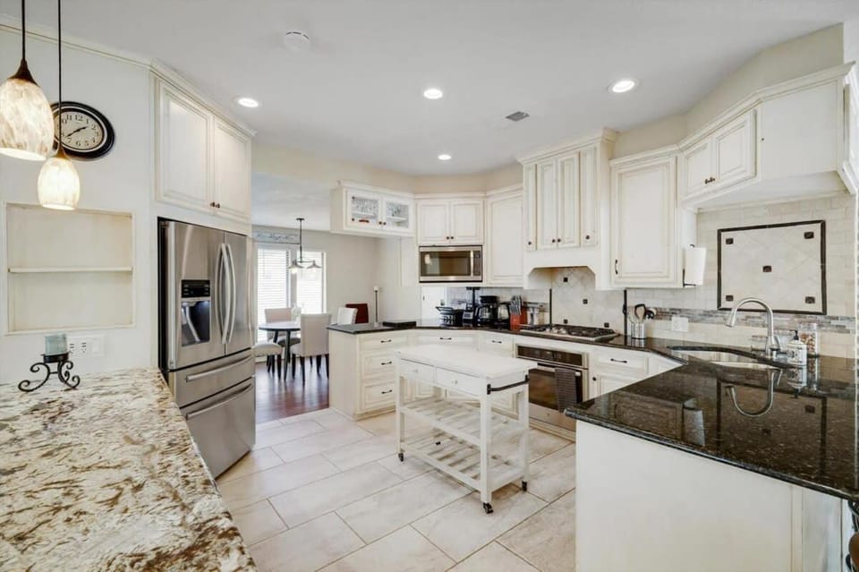 Highland Village - 4BR w Backyard Pool Oasis House in Lewisville