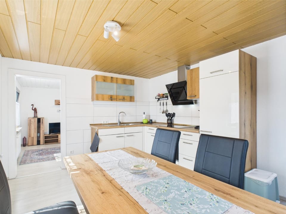 Kitchen or kitchenette, Dining area