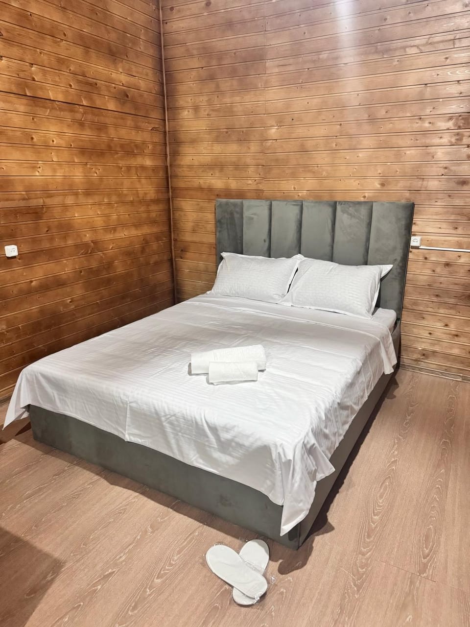 Bed, towels