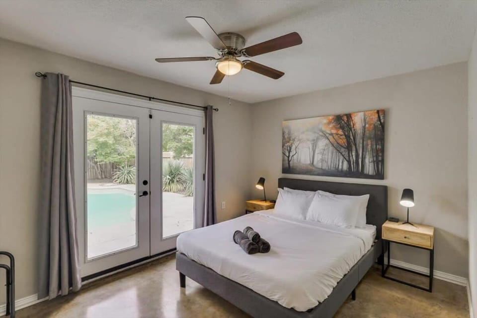 Your Modern and Bright Home w Private Pool House in Farmers Branch