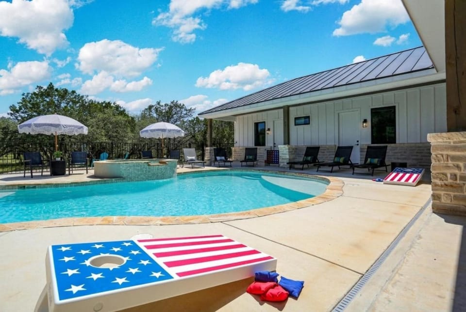 Heated Pool Movie Theater Hot Tub Games Sleeps 28 House in Concan