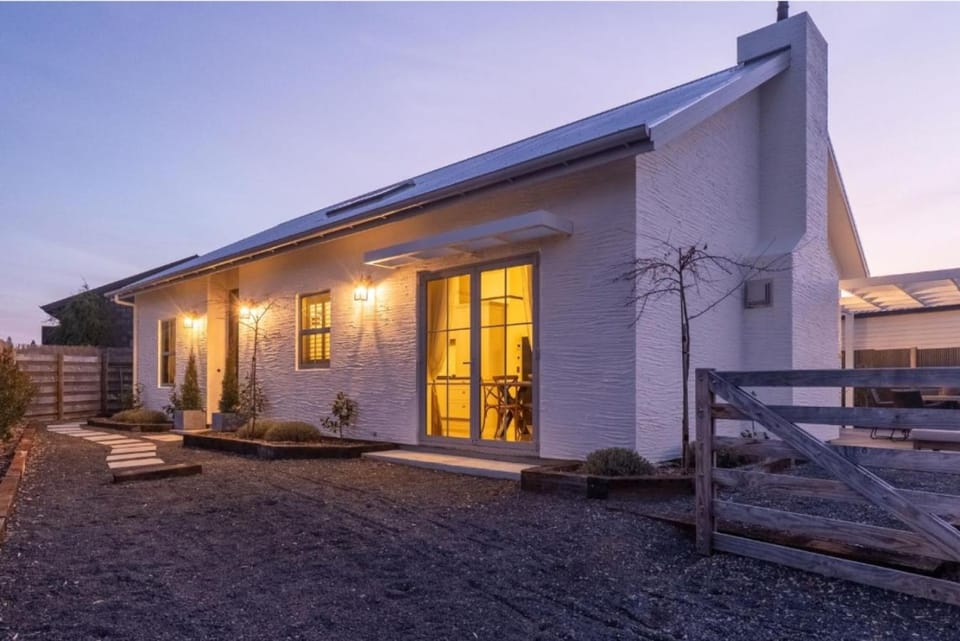 Black Stilt Cottage, luxury stay in Twizel House in Twizel