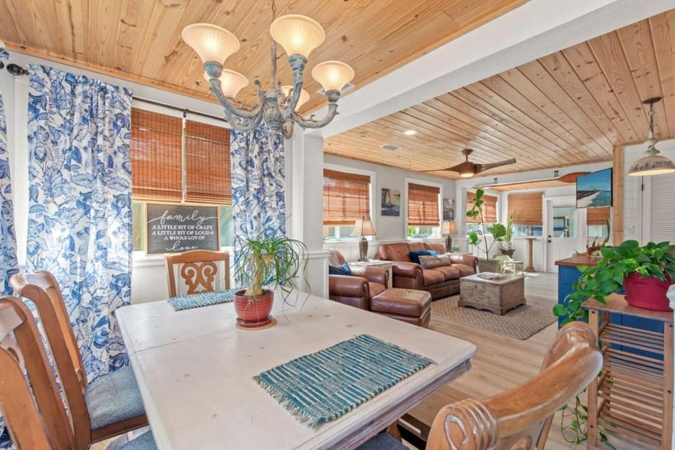 Lost Pearl - Charming 1940s Beach Cottage, 1 Block to Private Beach Access, FREE Daily Activities, and More House in Panama City Beach