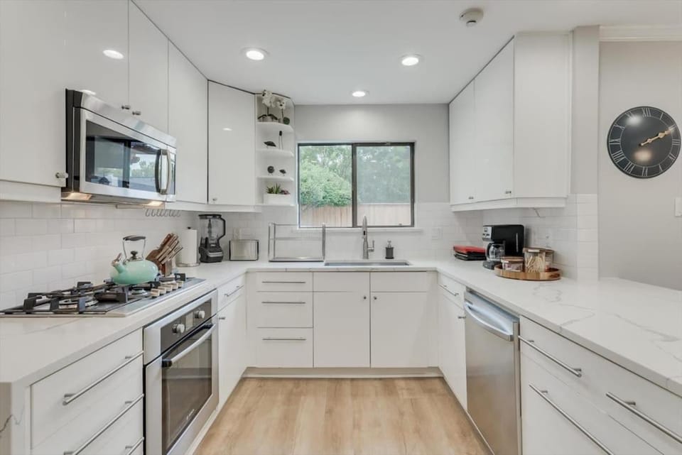 Perfect Getaway Home w 5 Bedrooms & Backyard Oasis House in Plano