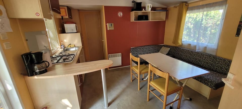 Camping LES VIGNES Campground/ 
RV Resort in Occitanie