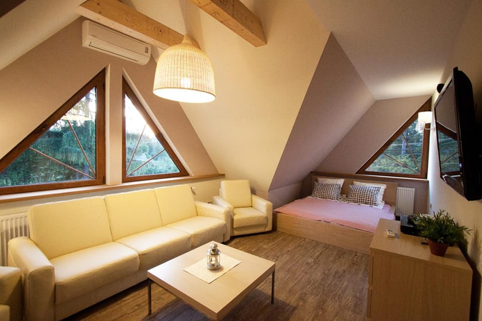 Bed, Photo of the whole room, Seating area, Bedroom, air conditioner