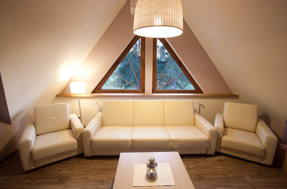 Seating area, Bedroom, air conditioner