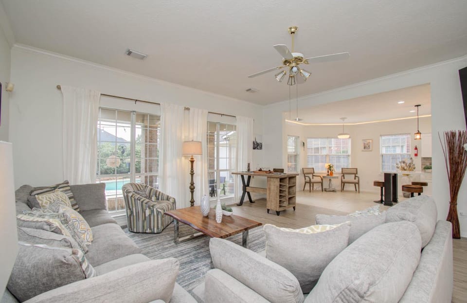 Big Texas Living - Spacious 5-BD with Pool House in Cypress