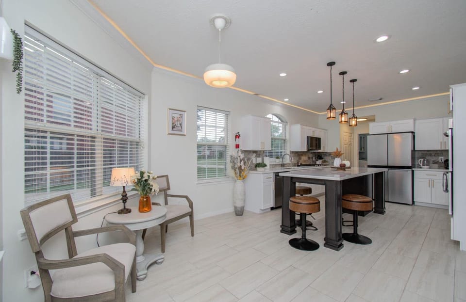 Big Texas Living - Spacious 5-BD with Pool House in Cypress
