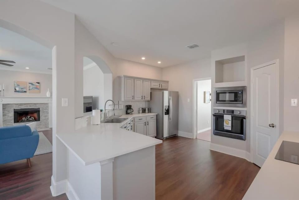 Pearl White Dream Home With Private Pool & Theatre House in Arlington