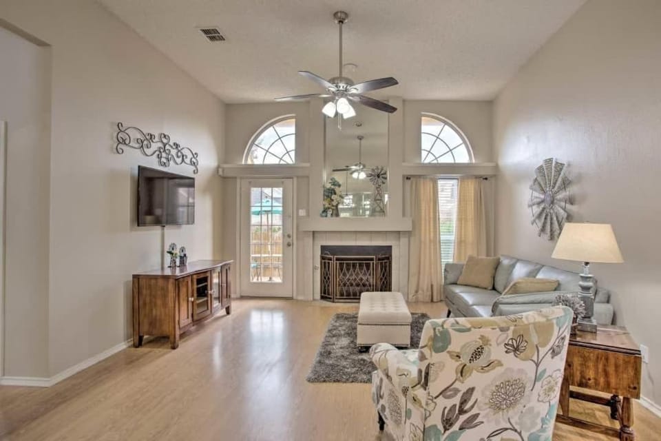 Heart of Rowlett - 3 BD 2BA Cozy Getaway w Patio House in Rowlett