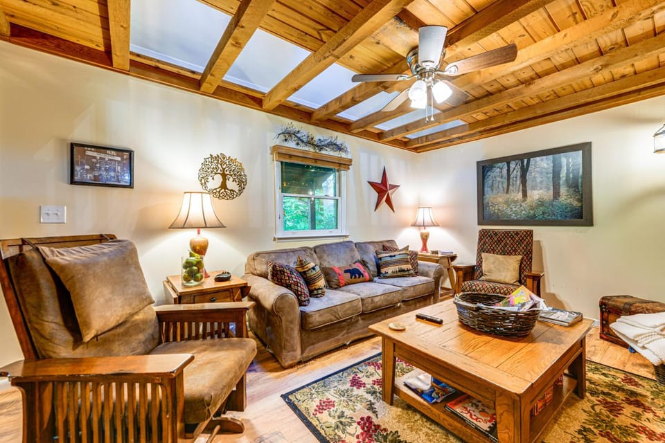 Hot Tub and Fire Pit Cozy Cabin in Maggie Valley Cabin in Maggie Valley