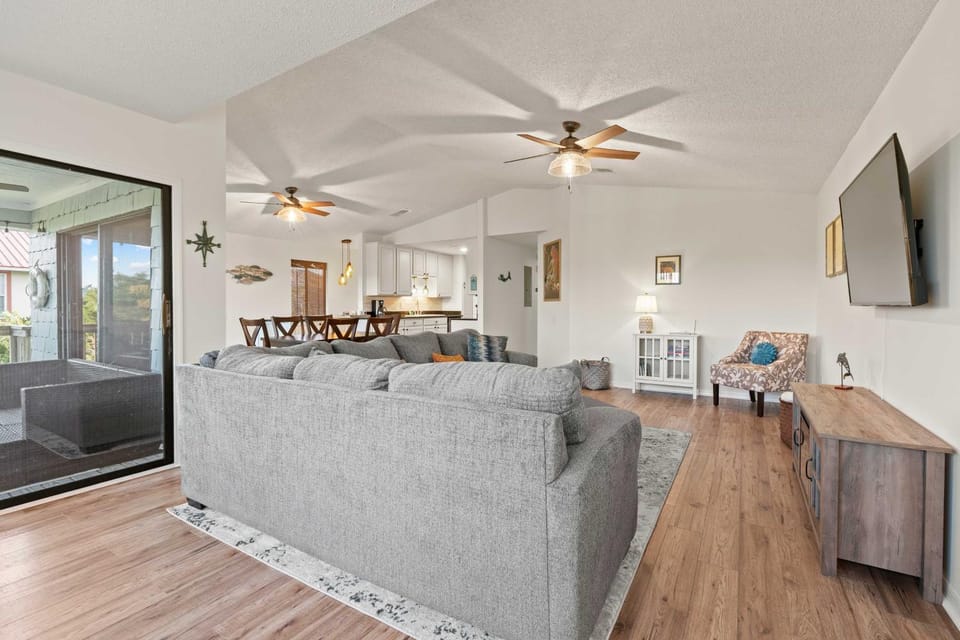 Less Than 1 Mi to Butler Beach! Group Escape with Hot Tub House in Butler Beach