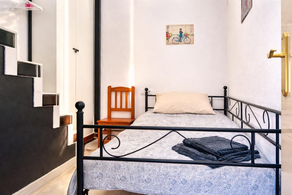 Bed, Photo of the whole room, Seating area, Bedroom