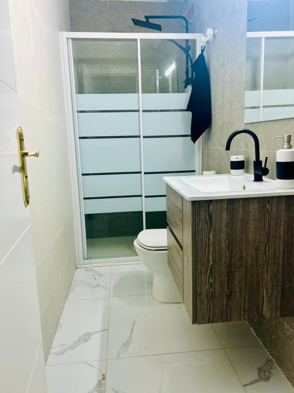 Shower, Toilet, Spring, Day, Night, Winter, Summer, Bathroom, Other, Seating area, Autumn, On site, Area and facilities, Seasons, Time of day, Location, Sunrise, Sunset, hair dryier, heating