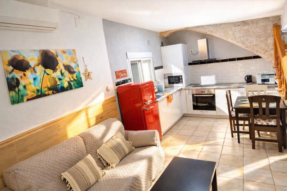 Kitchen or kitchenette, Living room, Seating area, Dining area, heating, oven, stove, toaster, air conditioner