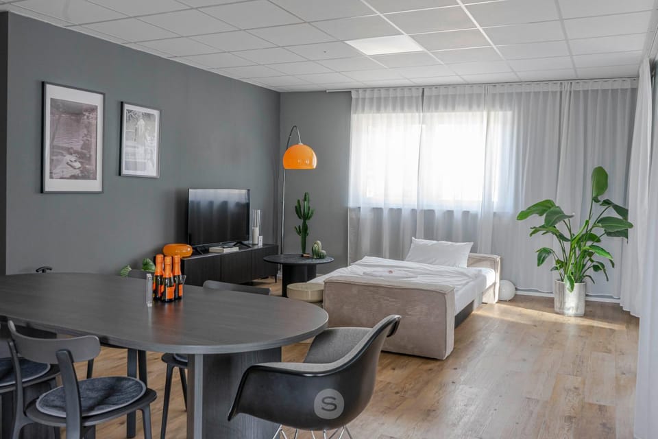 TV and multimedia, Living room, Photo of the whole room, Seating area, Dining area