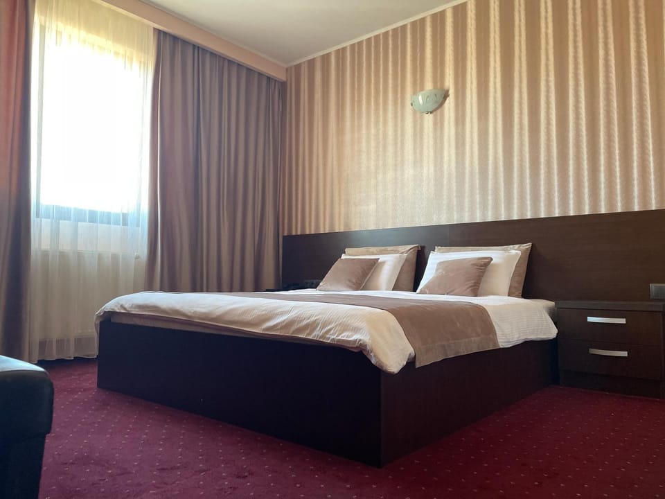 Shower, Toilet, Bed, TV and multimedia, Balcony/Terrace, Photo of the whole room, Parking, heating, locker, air conditioner