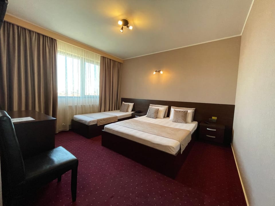 Shower, Toilet, Bed, TV and multimedia, Photo of the whole room, heating, locker, air conditioner