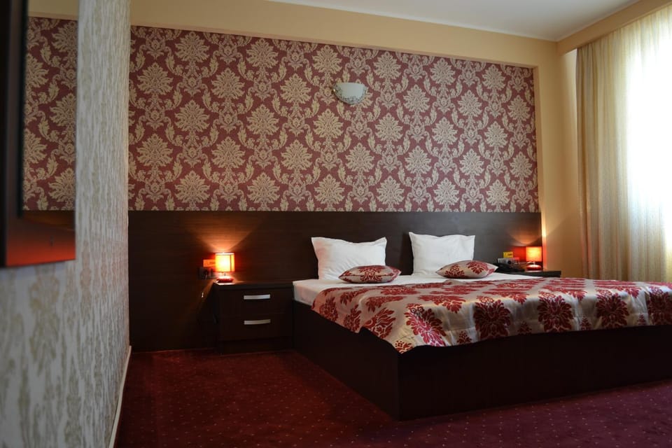 Shower, Toilet, Staff, Bed, Balcony/Terrace, Photo of the whole room, heating, locker, air conditioner