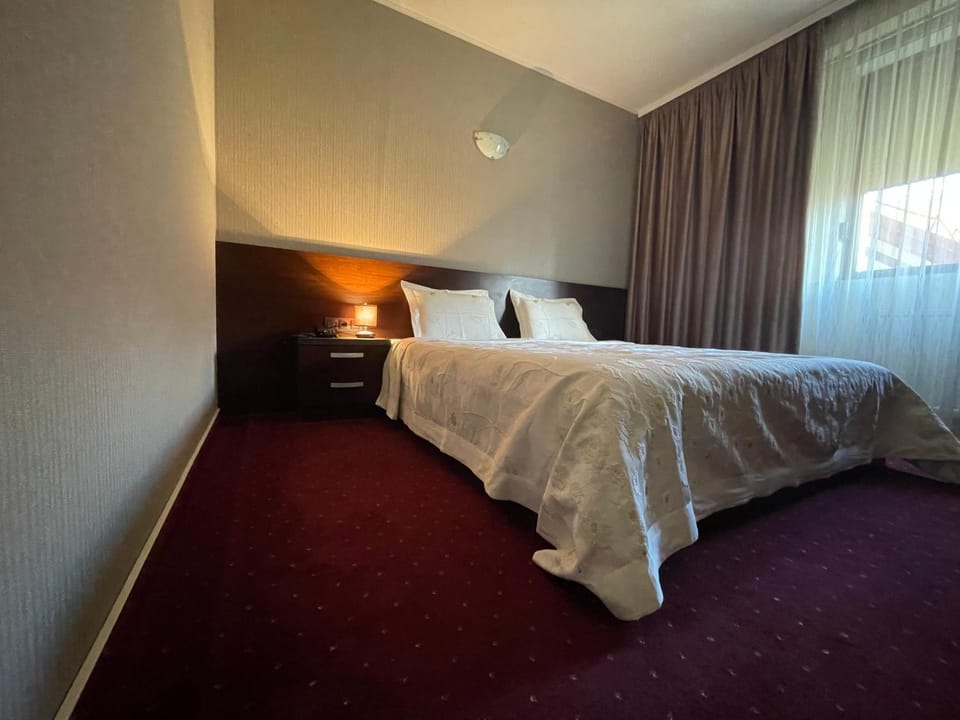 Shower, Toilet, Bed, TV and multimedia, Balcony/Terrace, Photo of the whole room, Parking, heating, locker, air conditioner