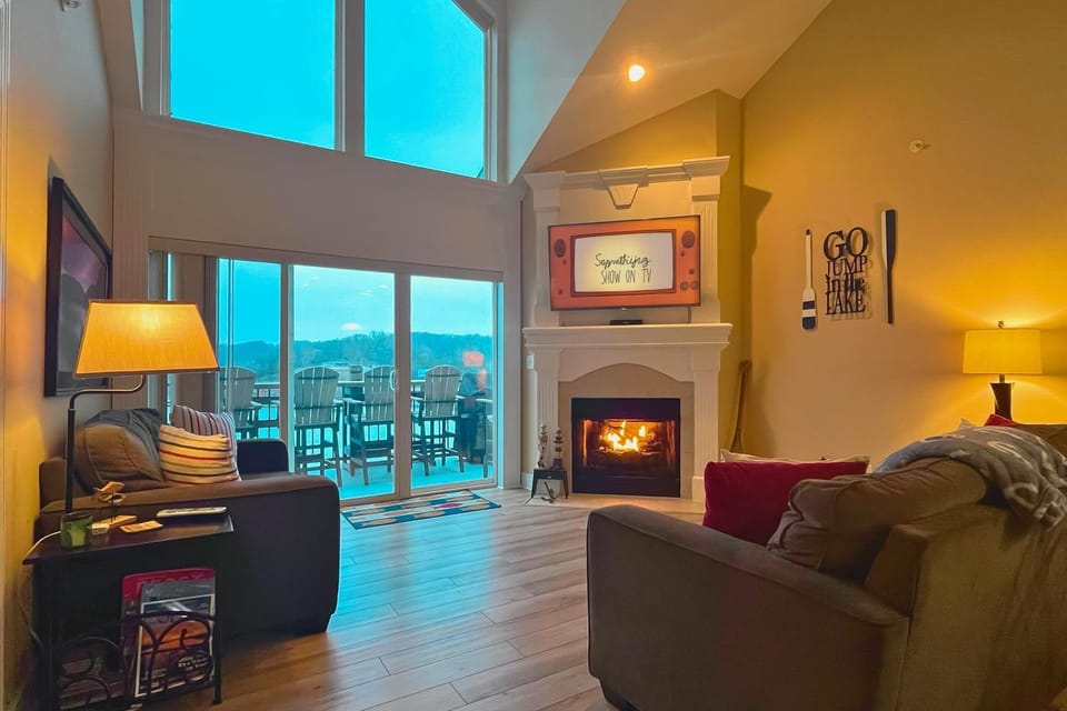 Lakefront Camdenton Condo Near Ha Ha Tonka House in Ozark Mountains