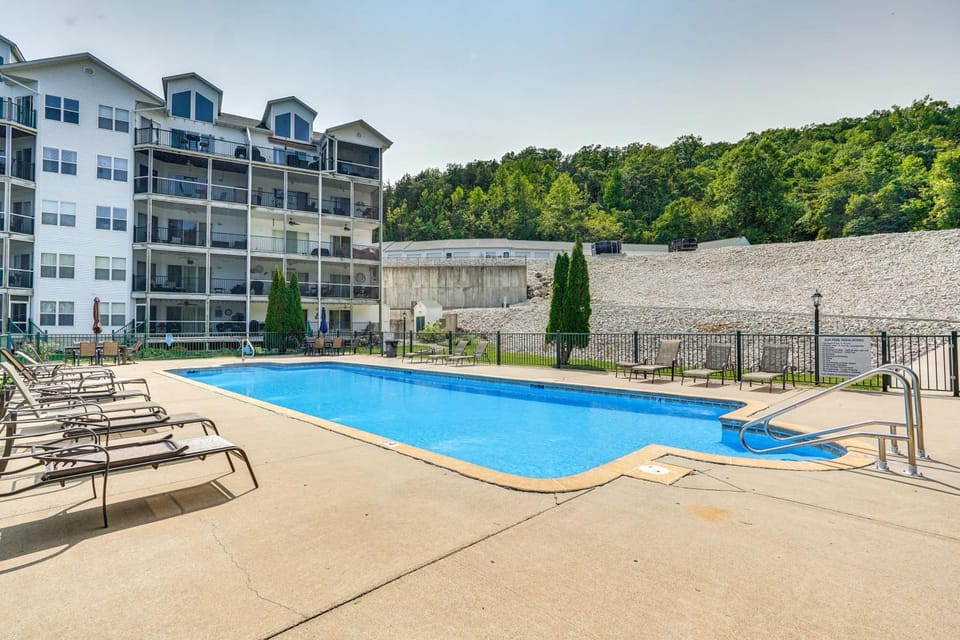 Lakefront Camdenton Condo Near Ha Ha Tonka House in Ozark Mountains